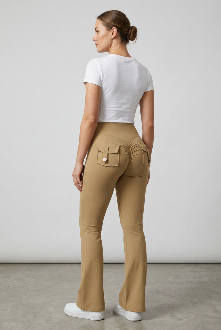 Modelo con Legging Move caqui, vista trasera de cuerpo entero